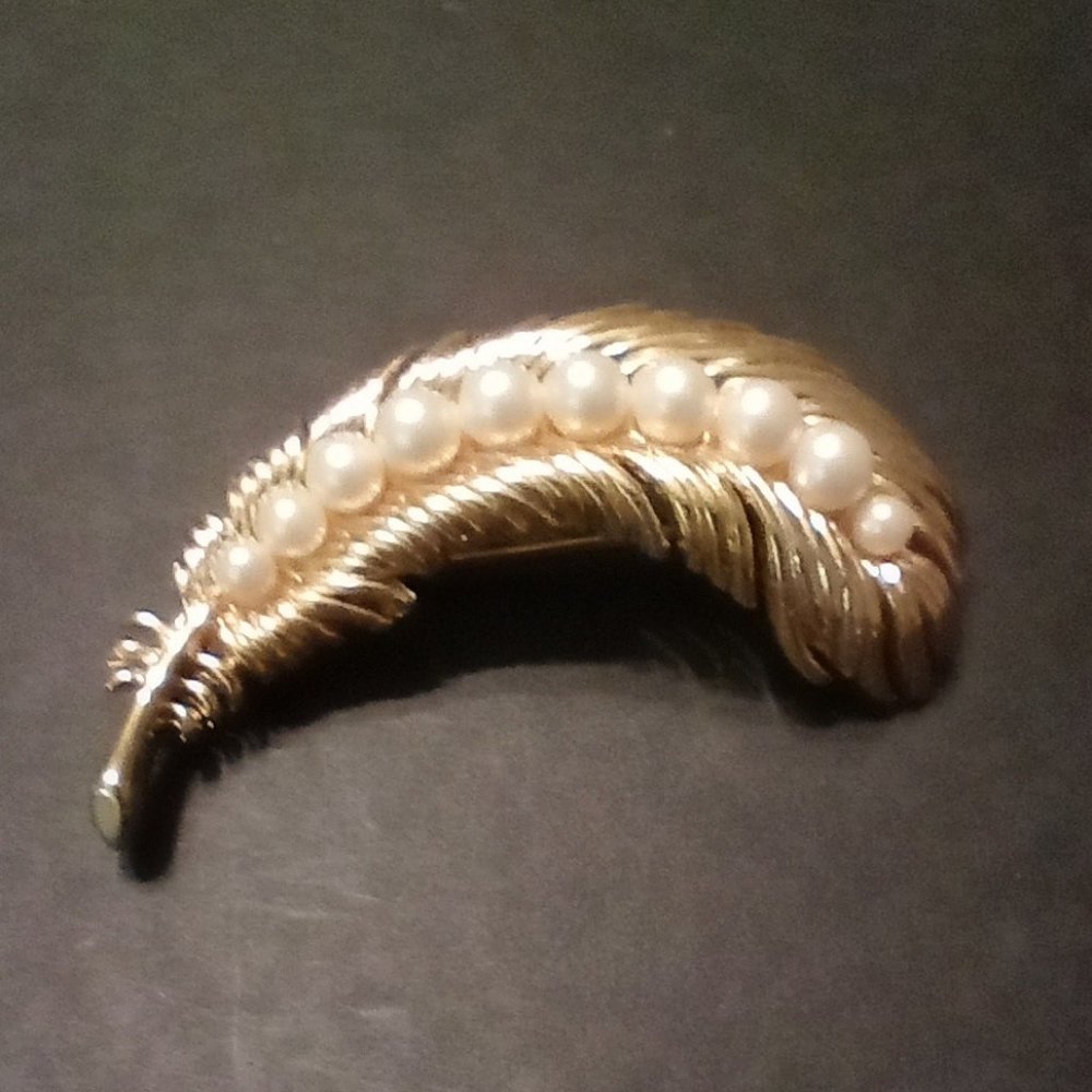 Crown Trifari Vintage Gold Tone Graduating Faux Pearls Feather Plume Brooch Pin